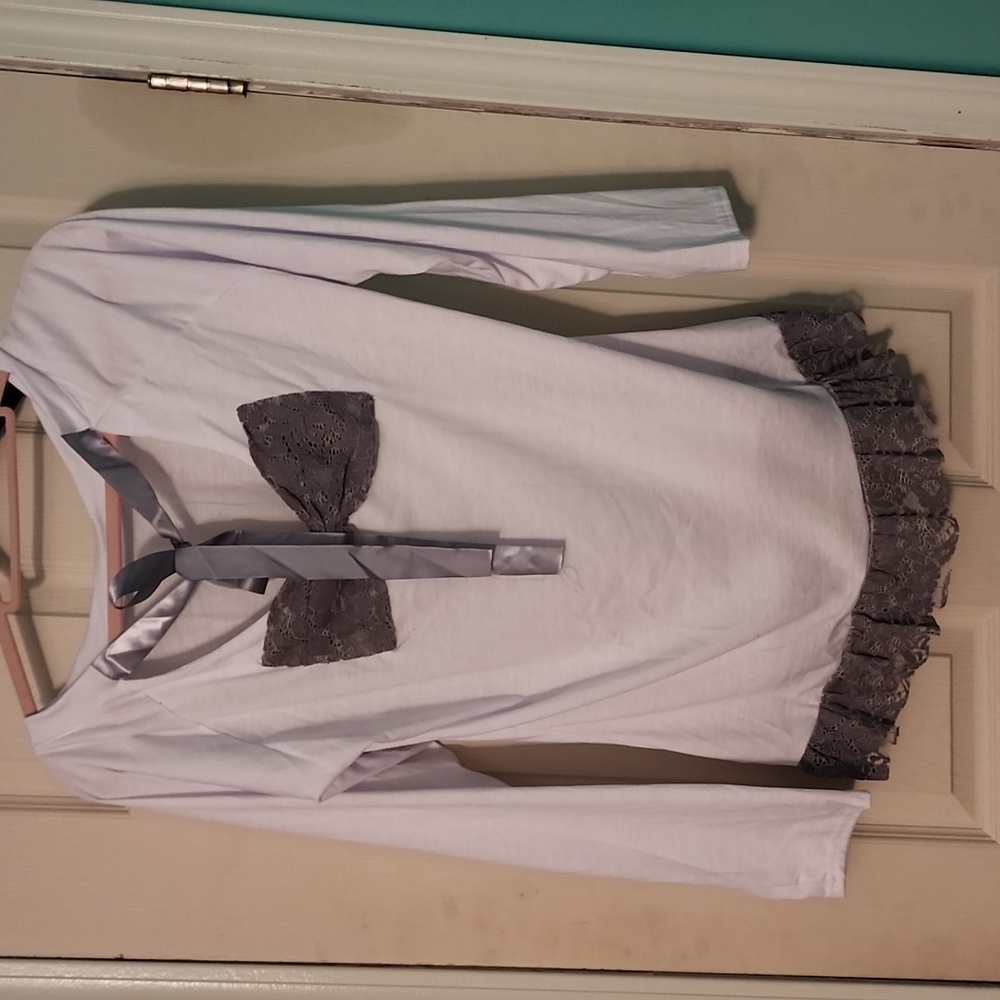 CUTE AS A BOW WHITE AND GRAY LACE TOP